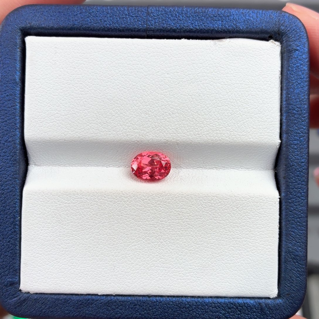 卿***4合成（培育）蓝宝石裸石1.84ct