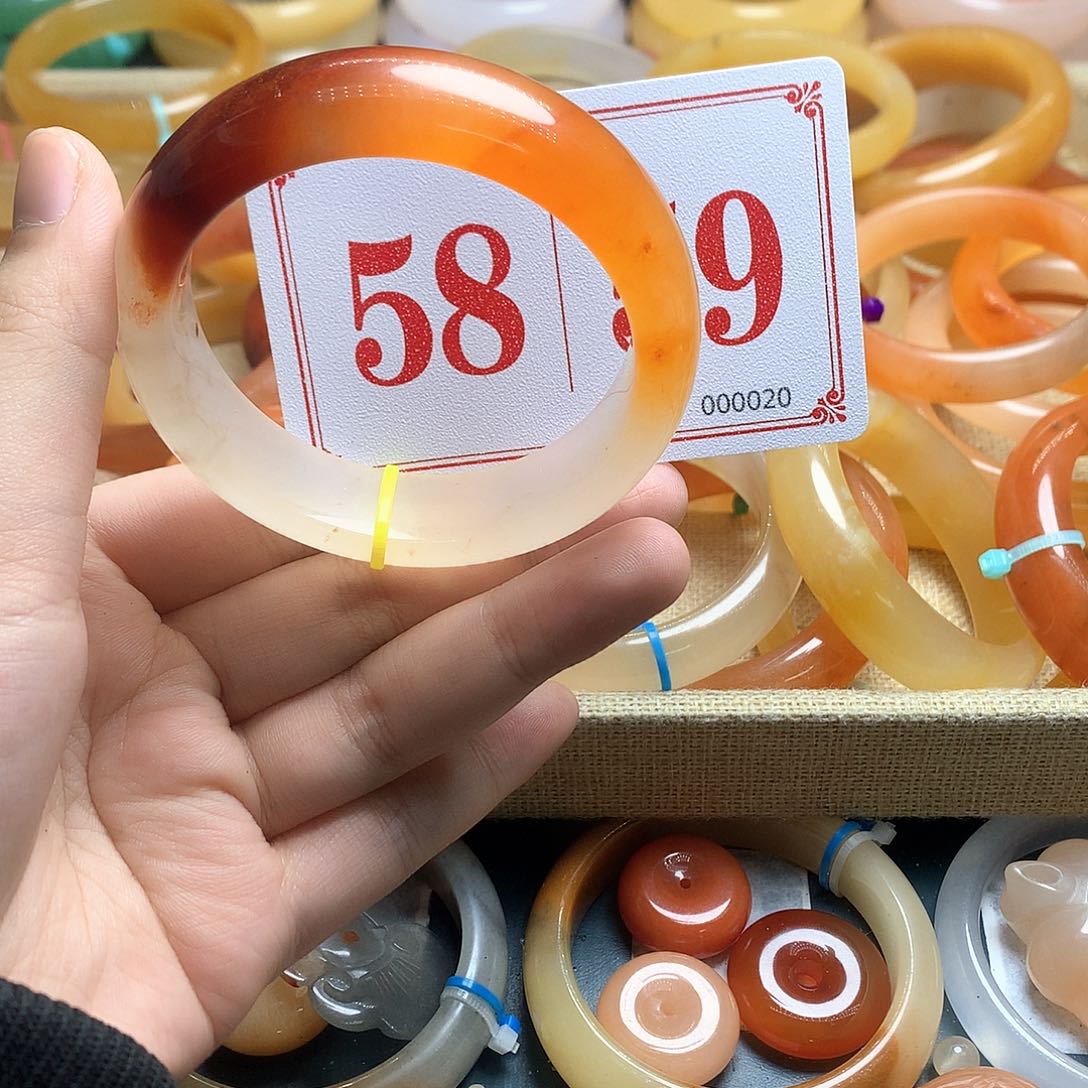 未镶嵌石英质玉（黄龙玉）手镯