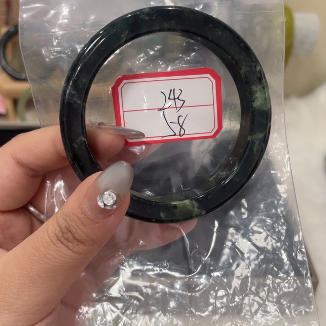 蛇纹石玉手镯未镶嵌