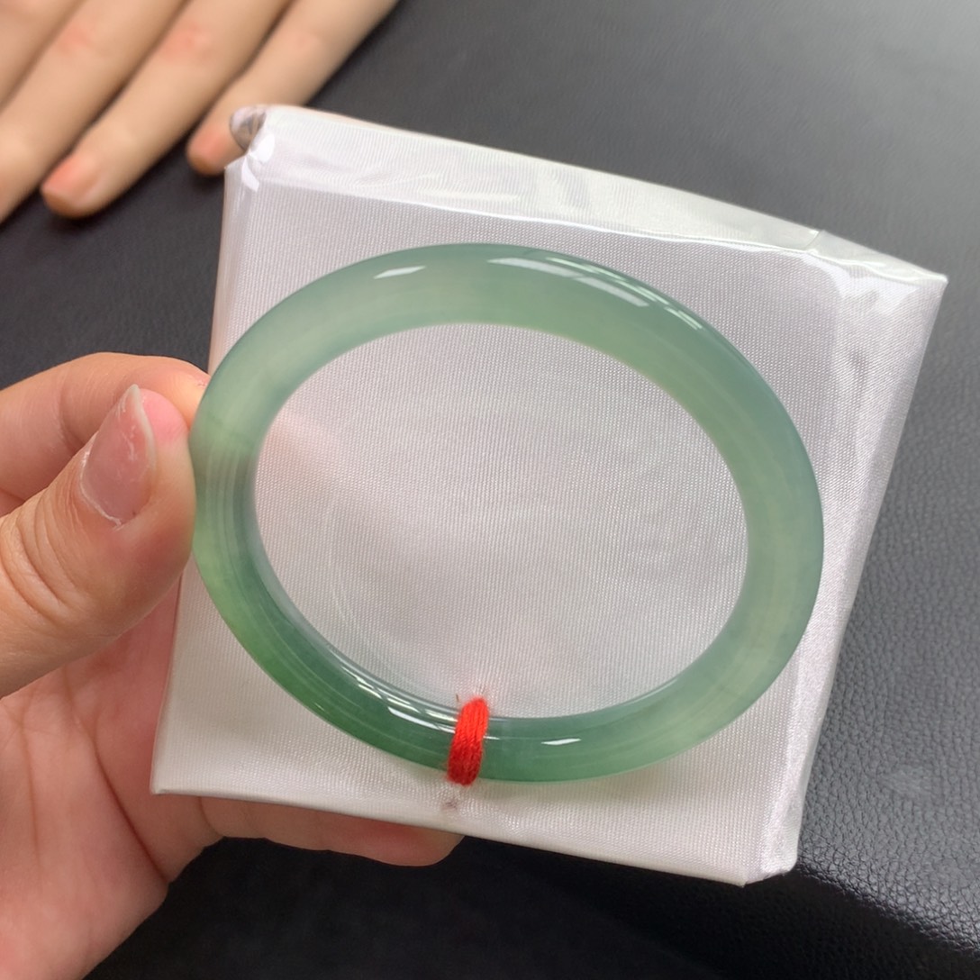 翡翠未镶嵌手镯9号53+圆条冰宝石绿中大万捡漏包容