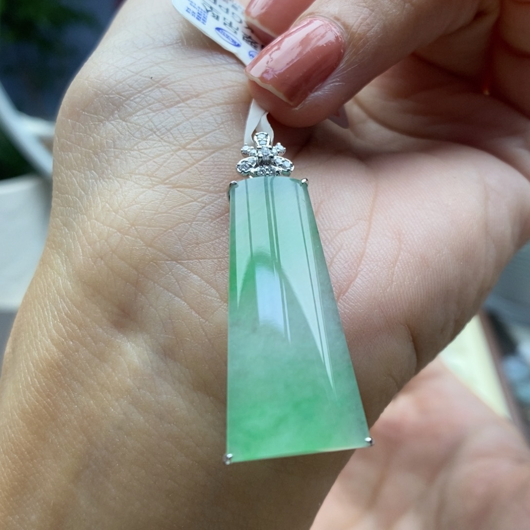 颈饰18K金镶嵌翡翠吊坠