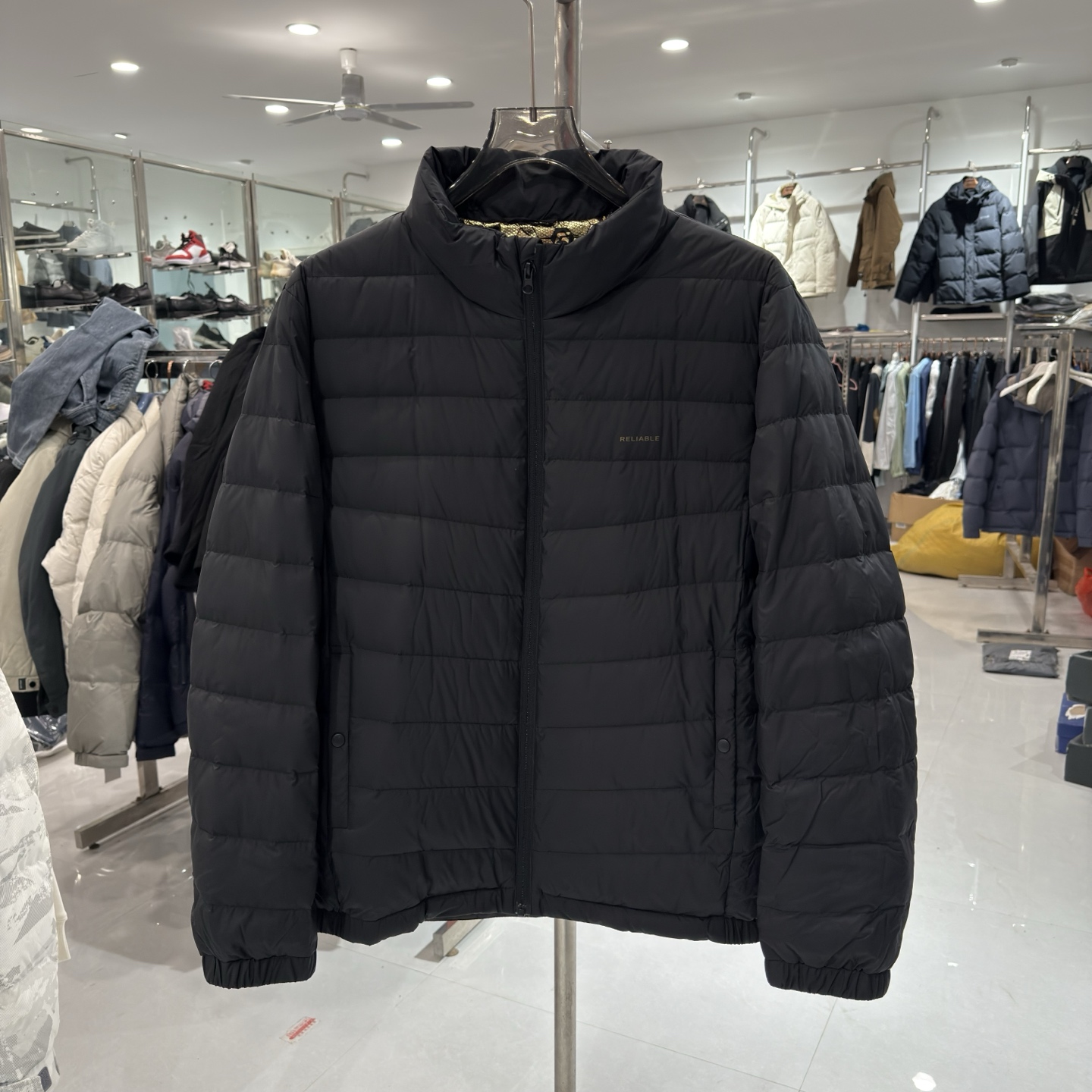 W970冬季轻薄羽绒服男纯黑色轻便立领简约款男士保暖外套