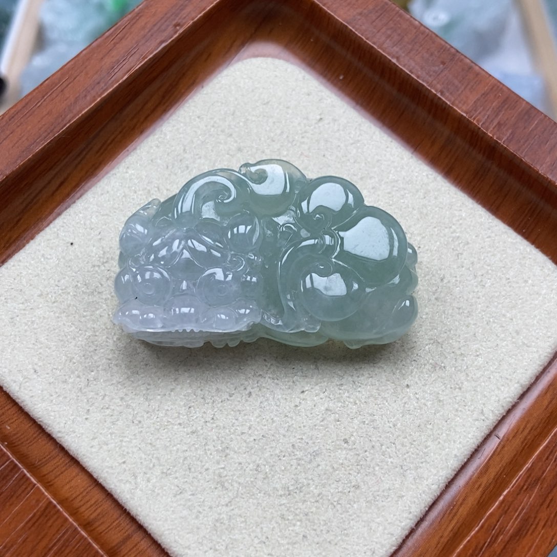 翡翠未镶嵌颈饰霸王貔貅