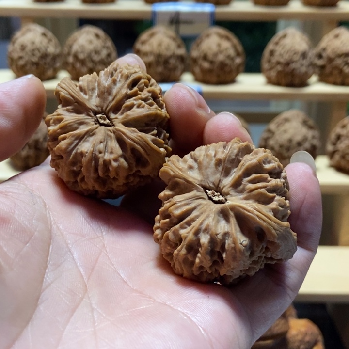 掌***宝文玩核桃吊坠南疆石万字纹
