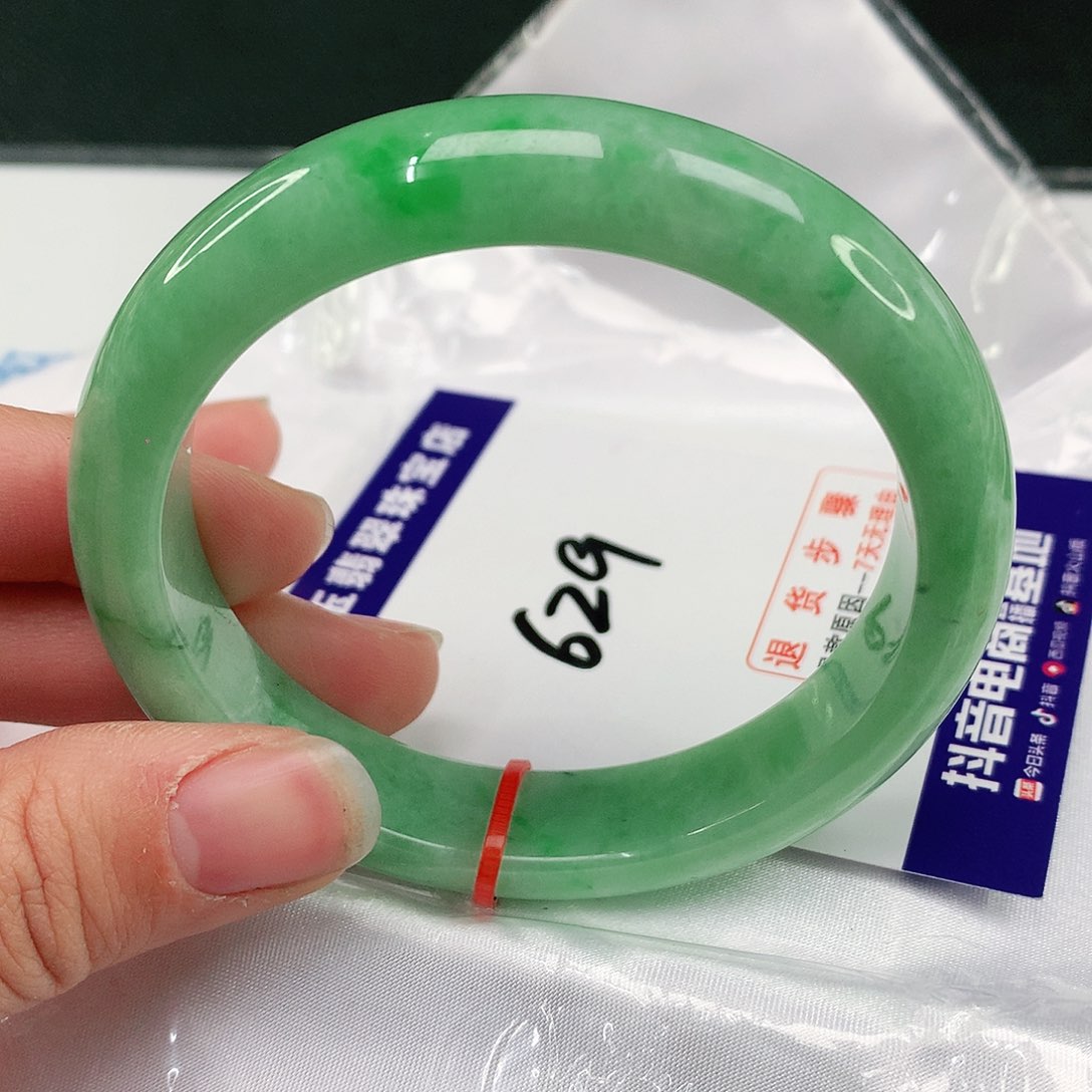 翡翠手镯未镶嵌翡翠