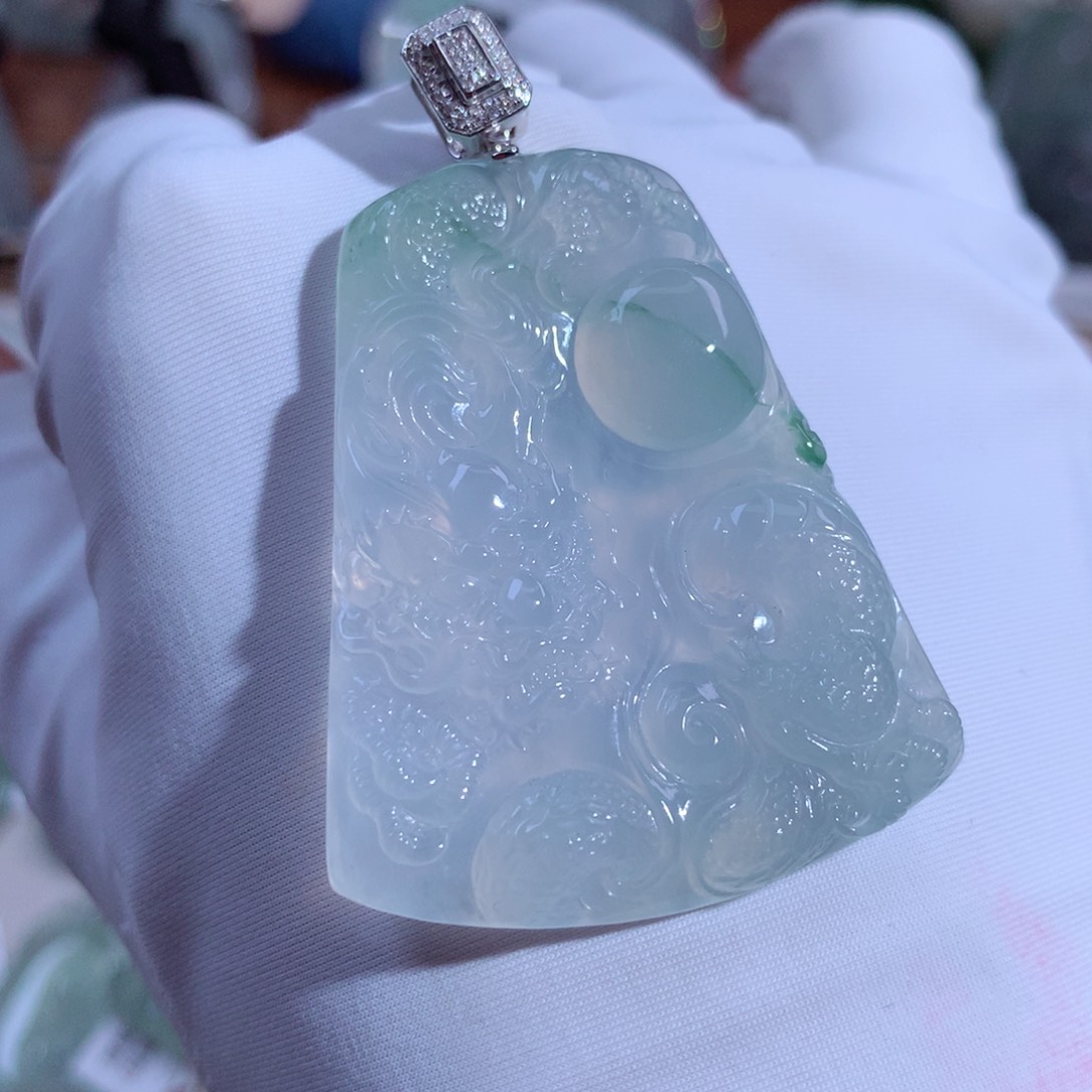 翡翠颈饰18K金镶嵌龙牌