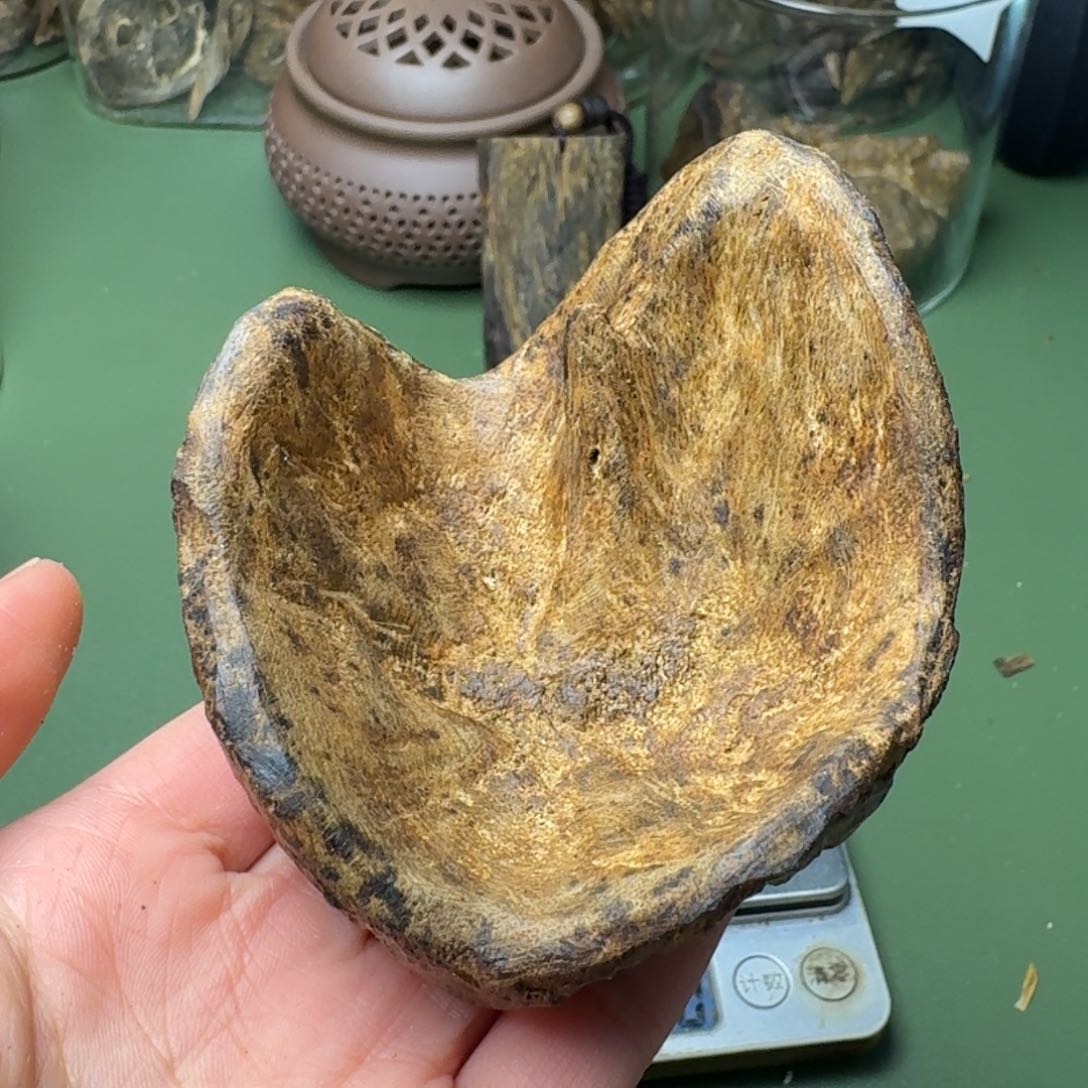 沉香手把件Z*q海南天然莺歌绿包头老香块料43.9克