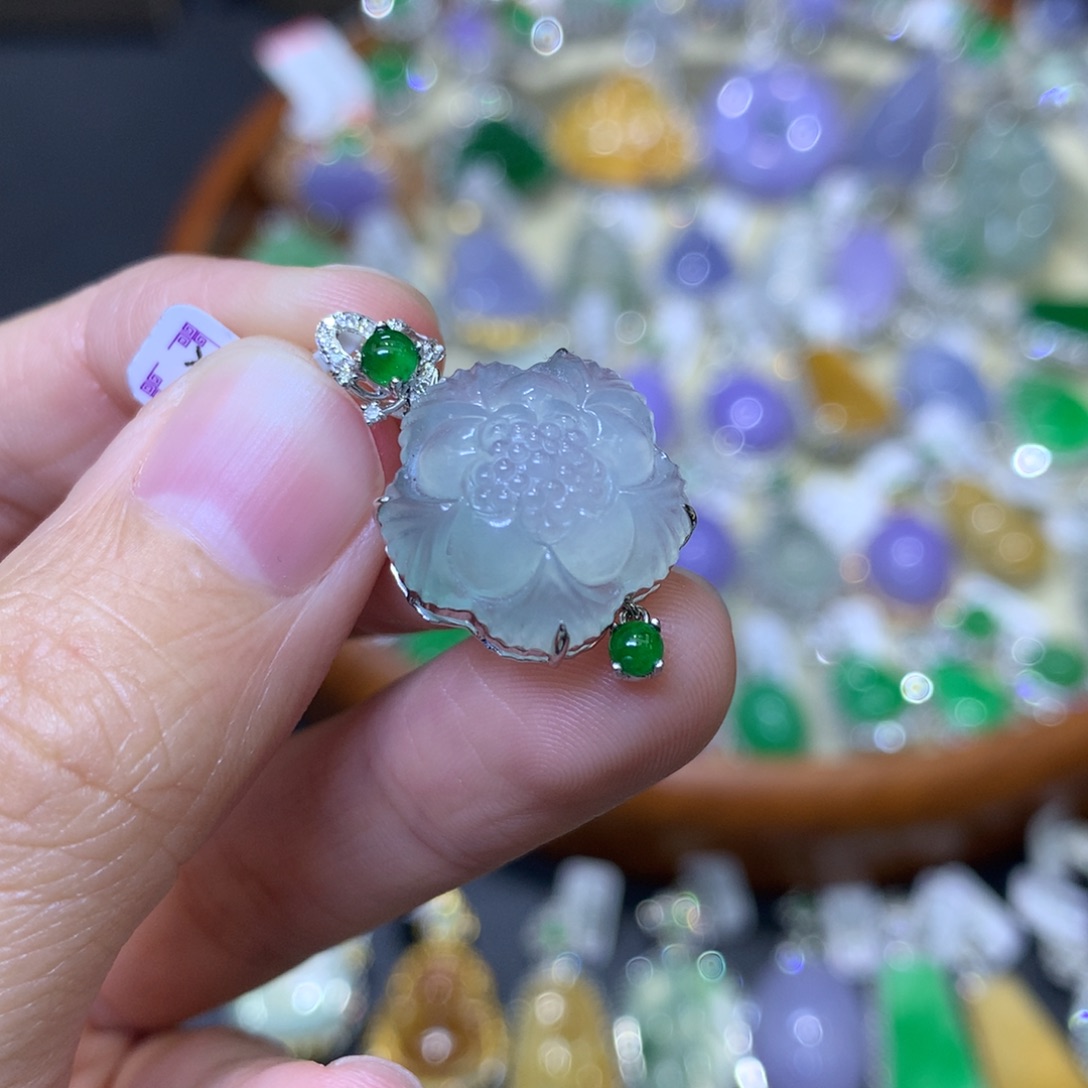 颈饰18K金镶嵌翡翠