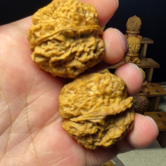 文玩核桃吊坠舍利子38