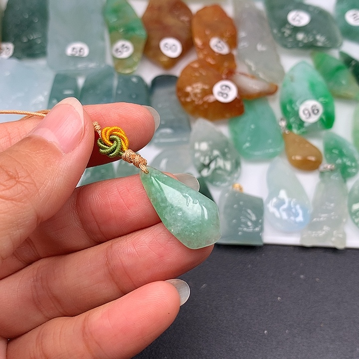 翡翠未镶嵌颈饰随型