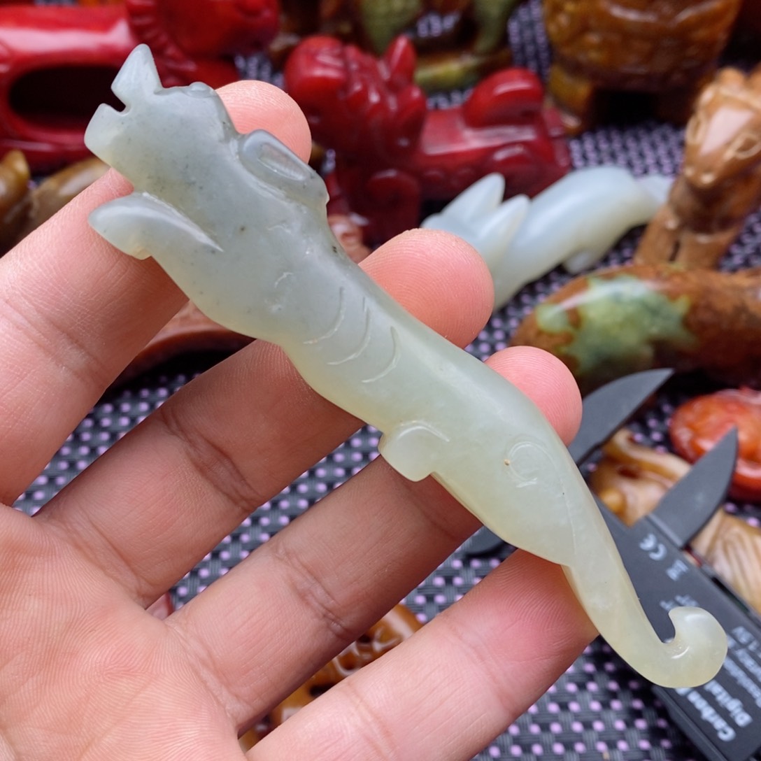 蛇纹石玉颈饰未镶嵌