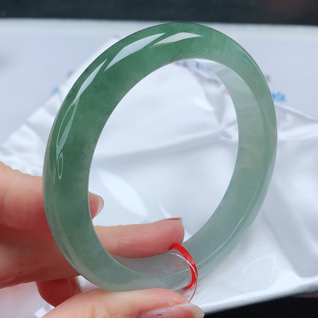 翡翠手镯未镶嵌60圈