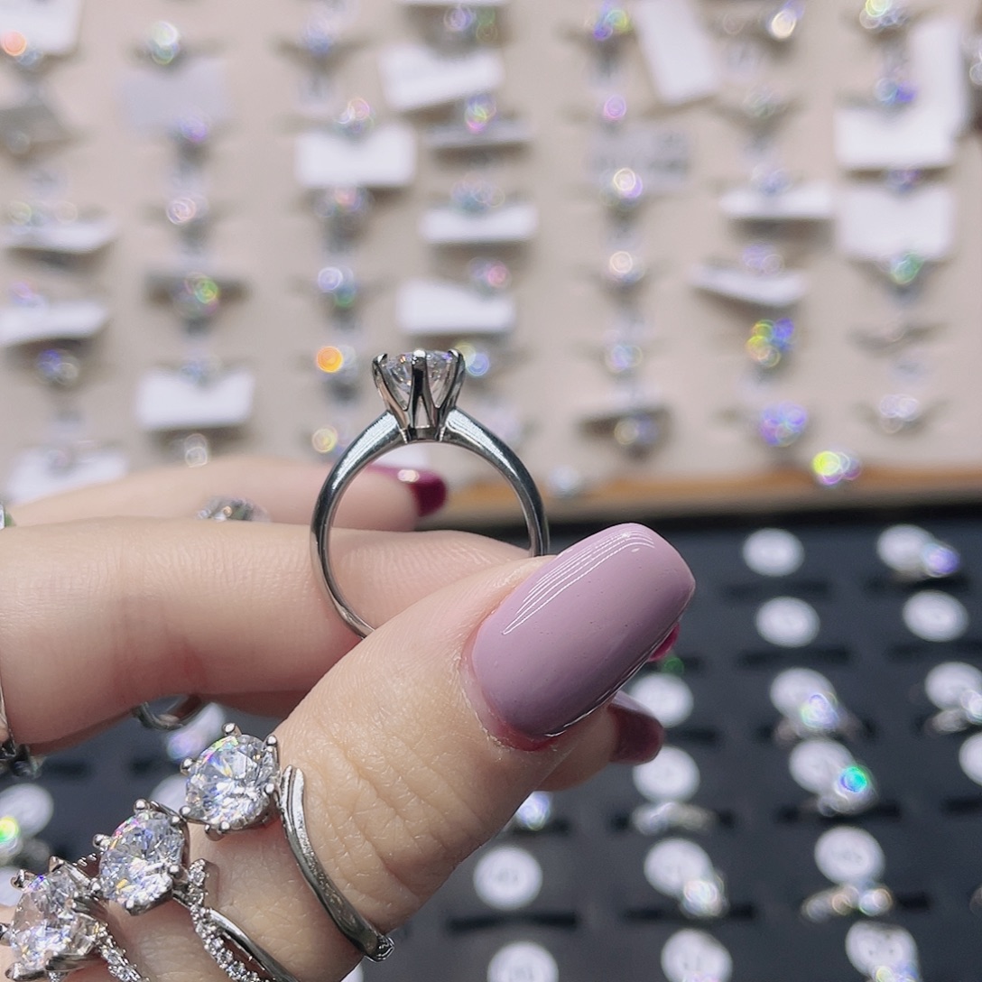 莫桑石非金属圈18。 t家六爪1 克拉