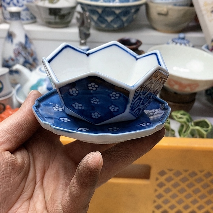 瓷片瓷器和陶器中也存在很多种类