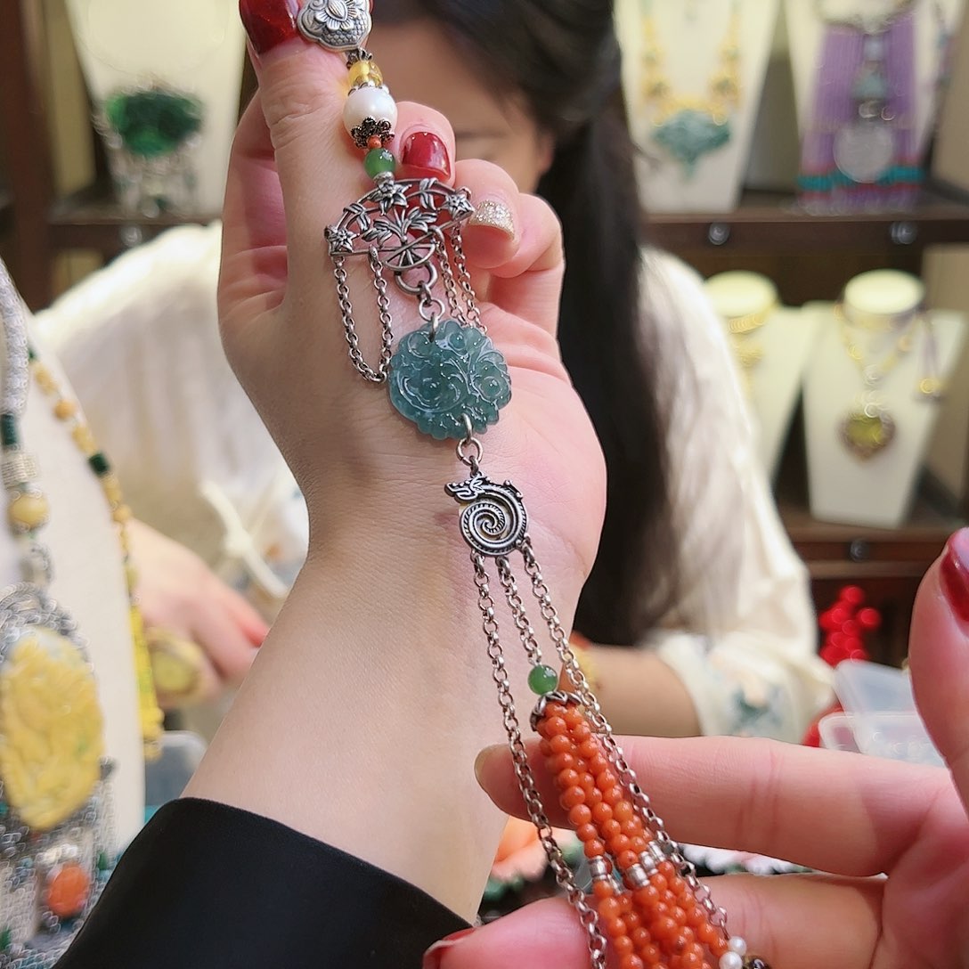 翡翠挂件未镶嵌压襟