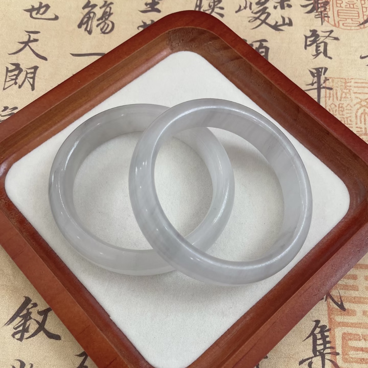 福利款式 微瑕 接受再拍 女款和田玉手镯冰透