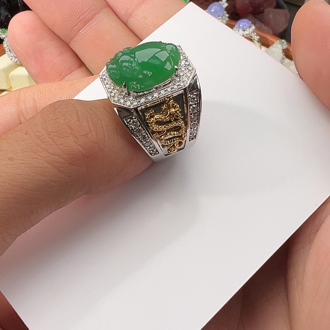 翡翠18K金镶嵌戒指重金豪镶款三脚金蟾满绿翡翠戒指
