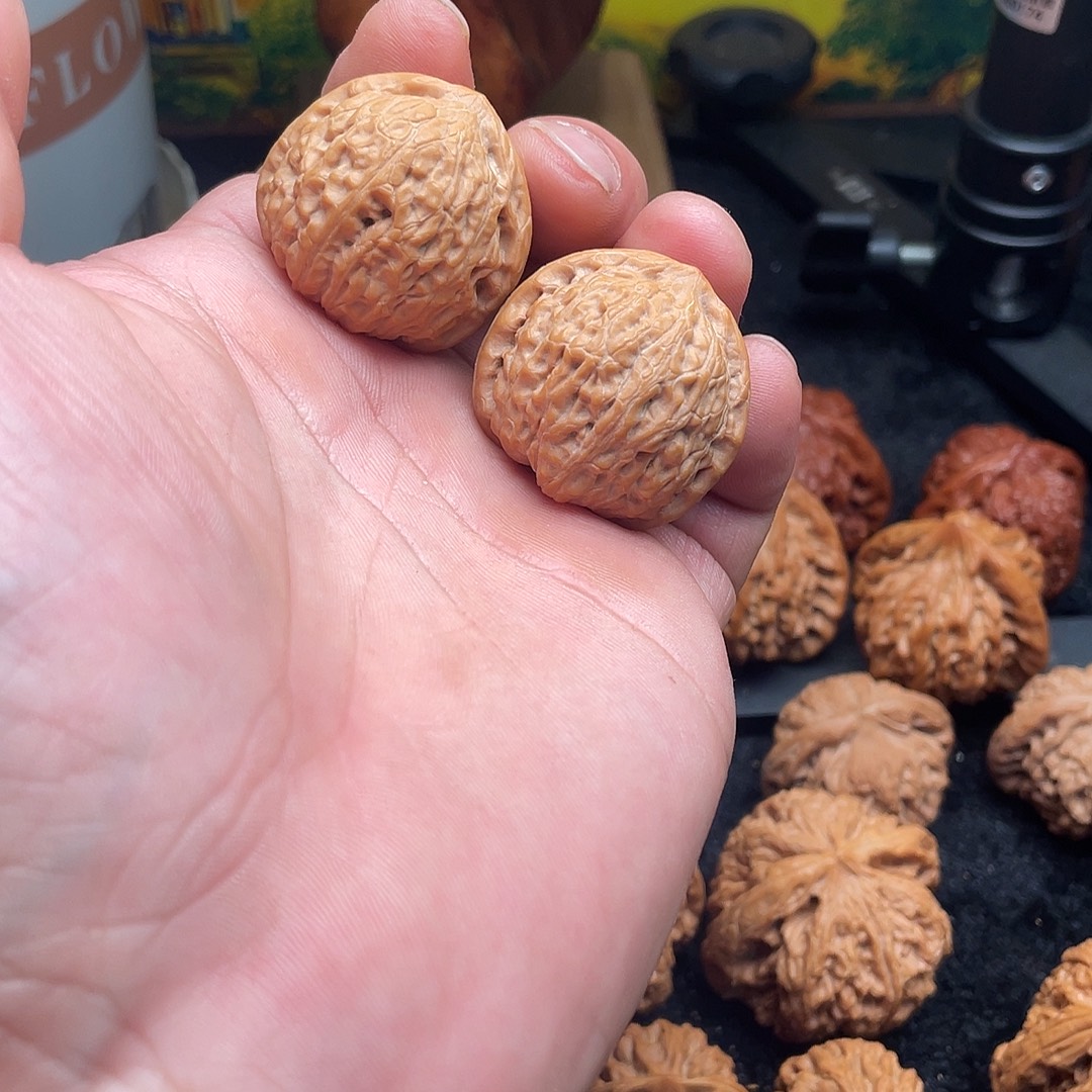 一***妹文玩核桃吊坠金锤