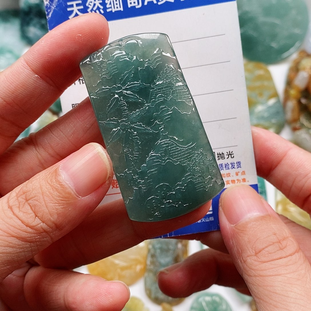 翡翠未镶嵌颈饰山水