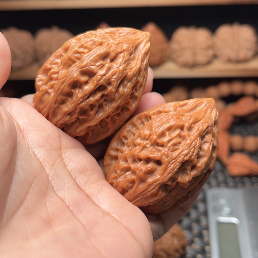 不知名，边35高47，手把件树籽