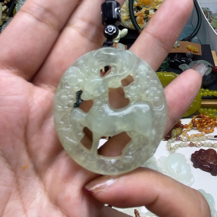 蛇纹石玉未镶嵌颈饰