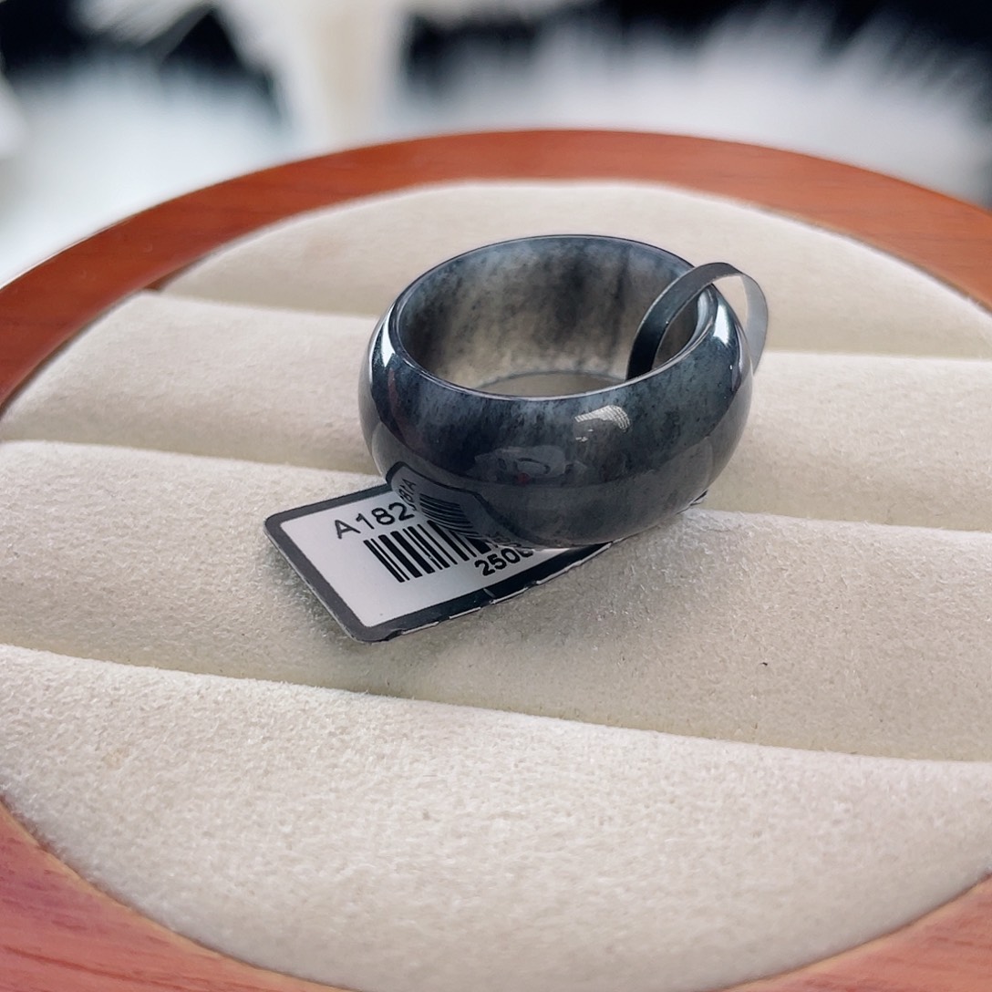 和田玉未镶嵌戒指l123。青花轮胎。17.6。不退换