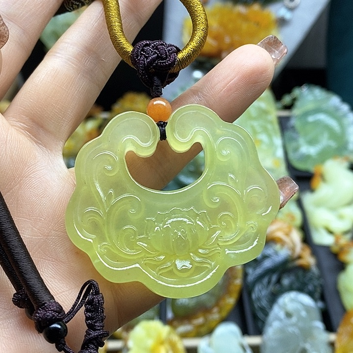 蛇纹石玉挂件未镶嵌