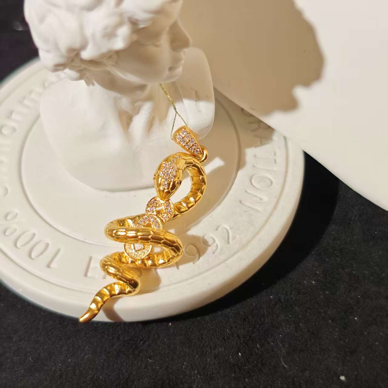 黄金蛇缠万惯吊坠