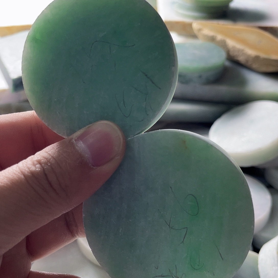 翡翠颈饰未镶嵌嗨**吧毛料58