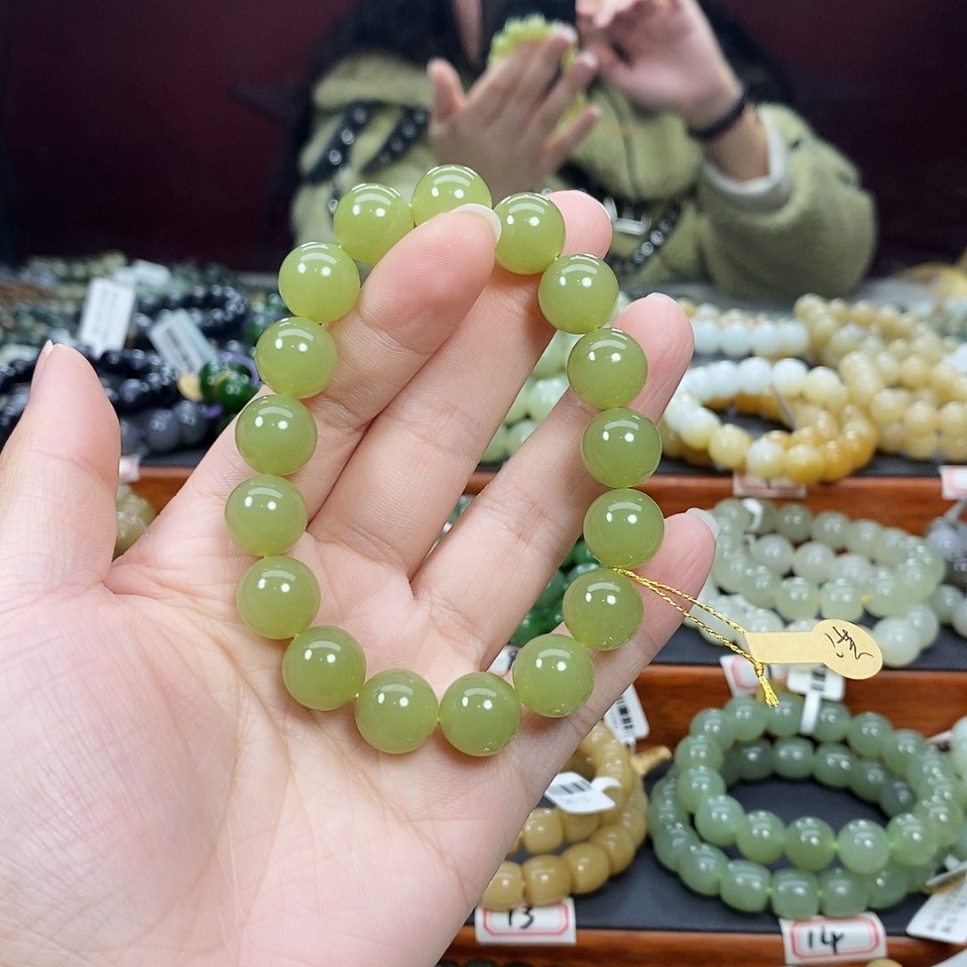 未镶嵌和田玉手链知****?