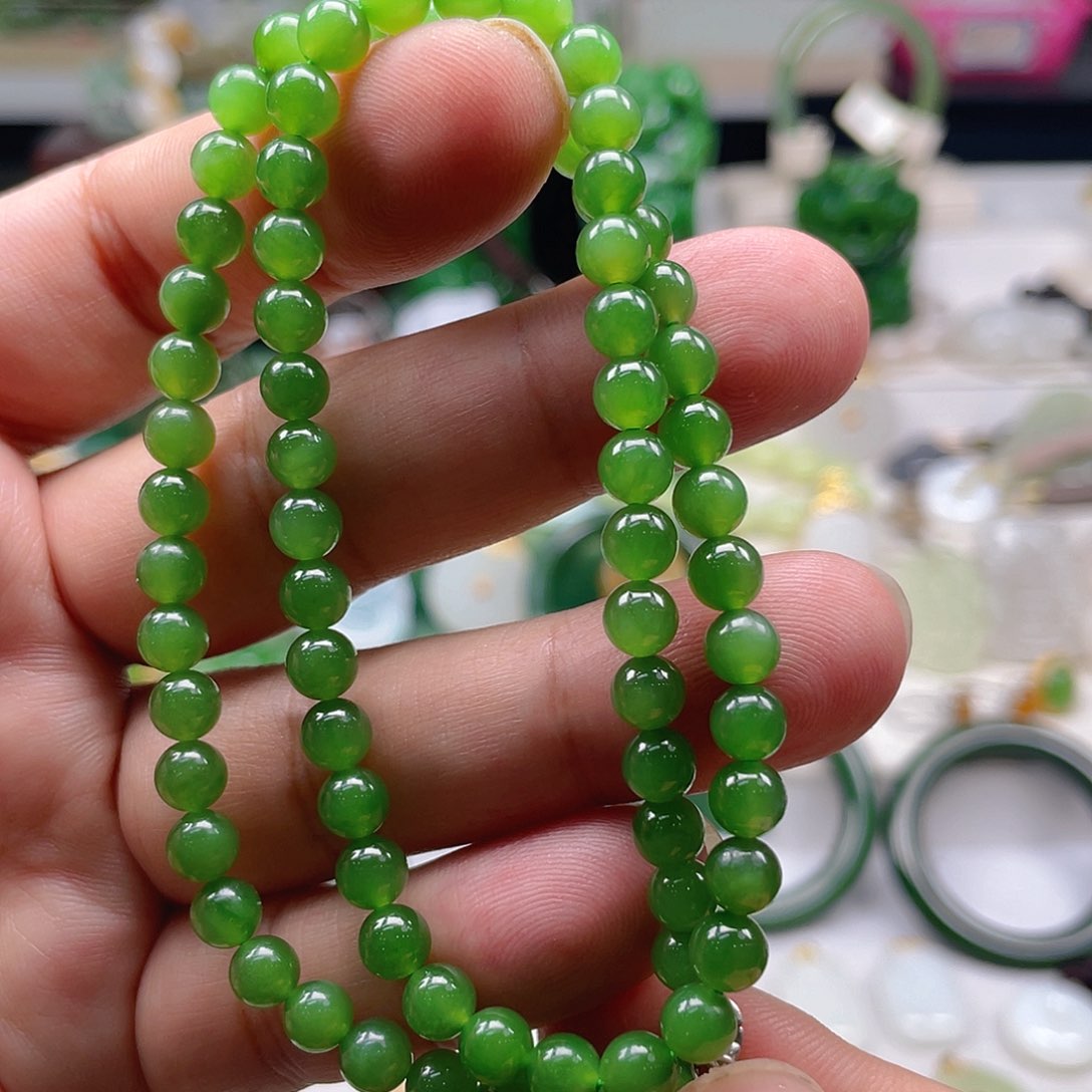 颈饰未镶嵌和田玉（碧玉）