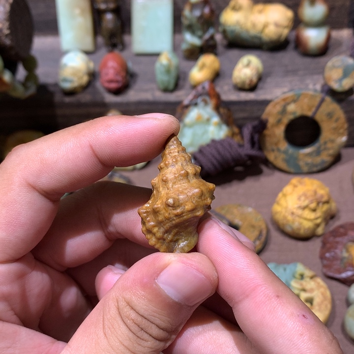 未镶嵌岫岩河磨玉（透闪石质玉）把件