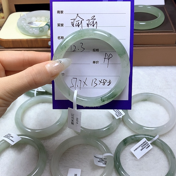 未镶嵌手镯石英质玉瑜*