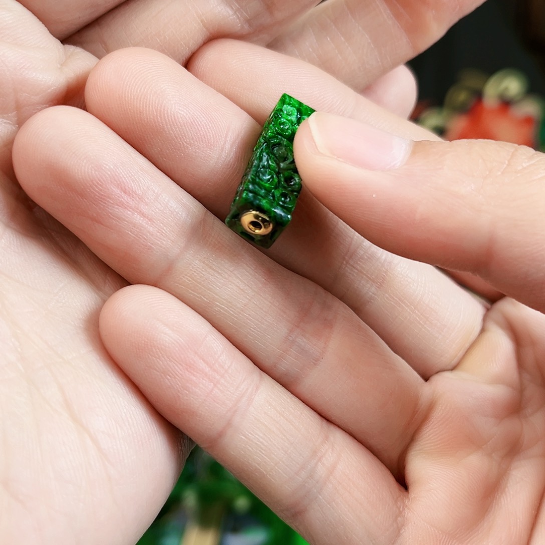 翡翠颈饰18K金镶嵌吊坠多样性