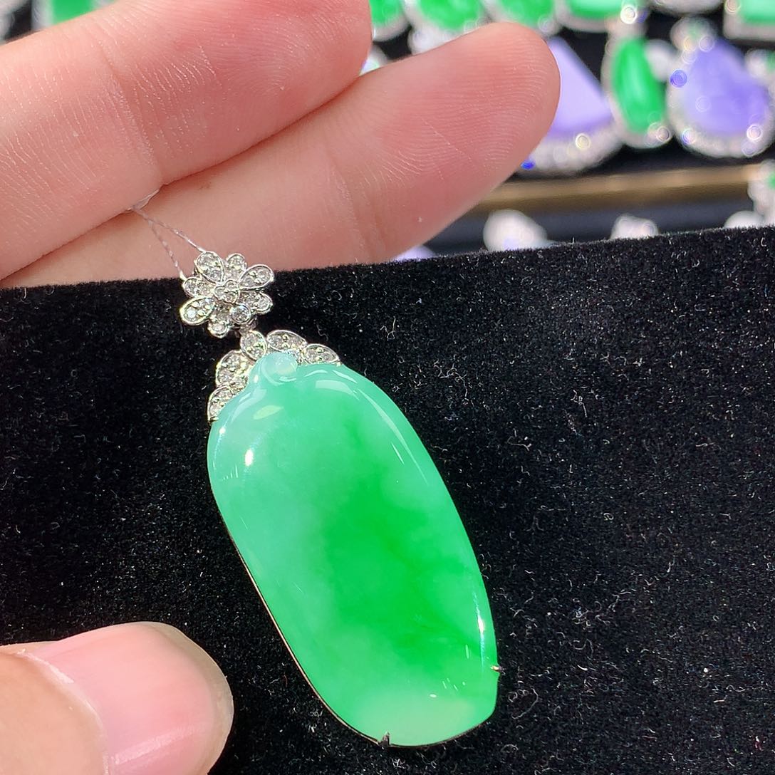 翡翠18K金镶嵌颈饰