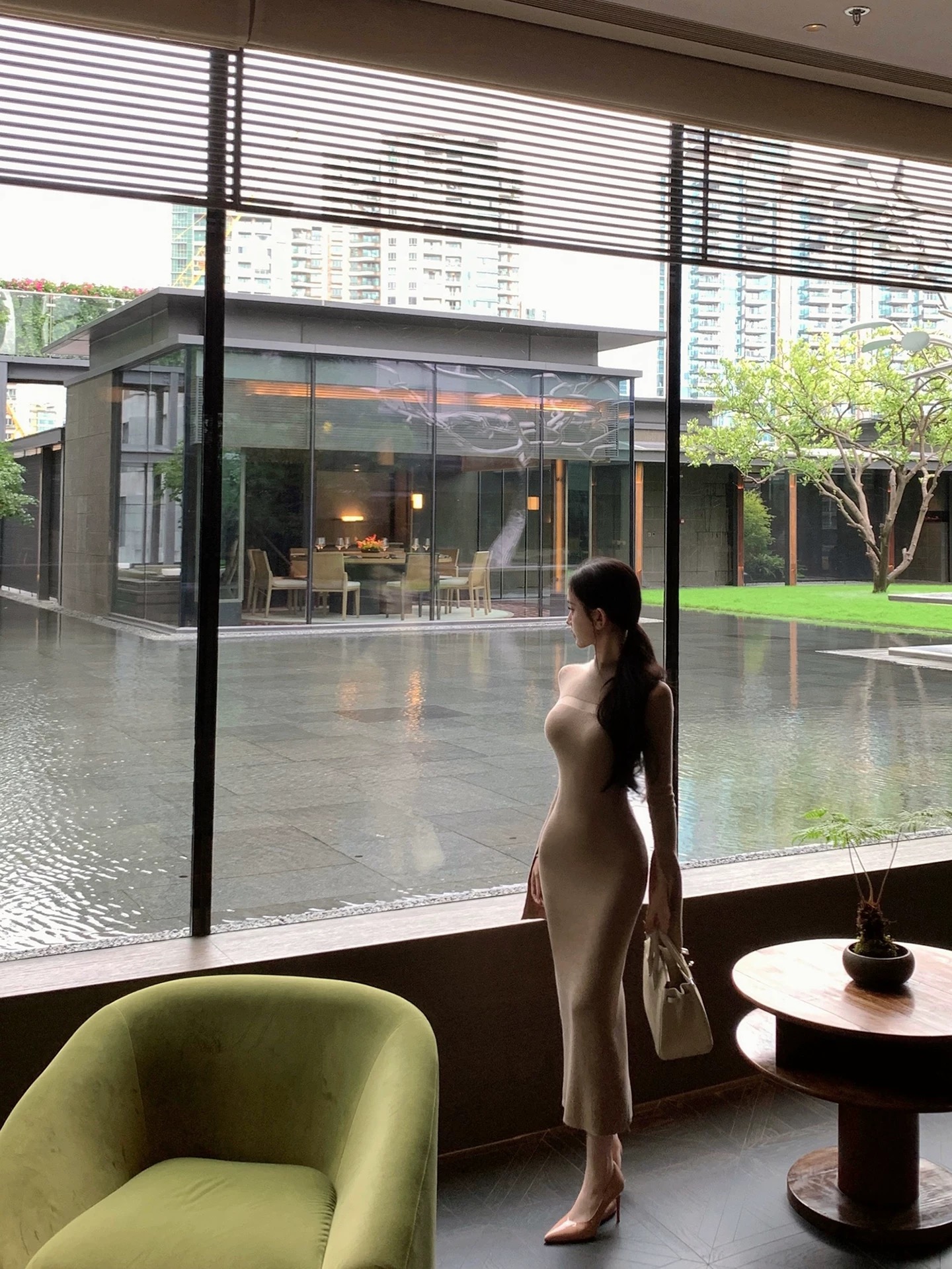 针织磨毛半高领设计网莎连衣裙5917