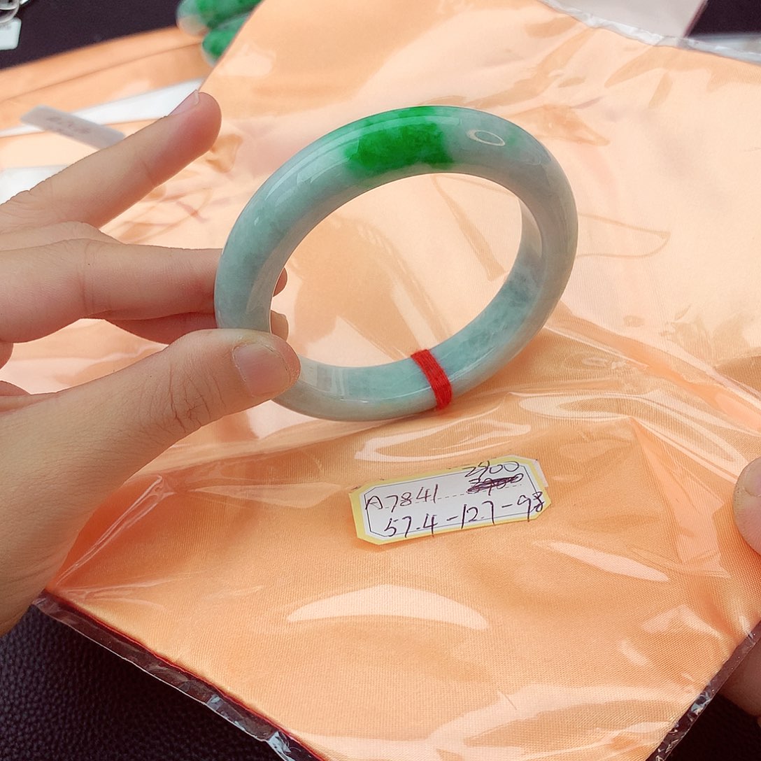 翡翠手镯未镶嵌翡翠