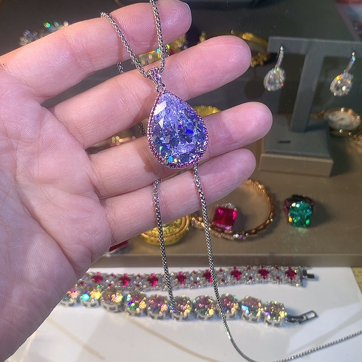 非金属白色吊坠。           