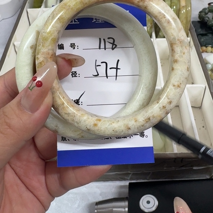 蛇纹石玉未镶嵌手镯