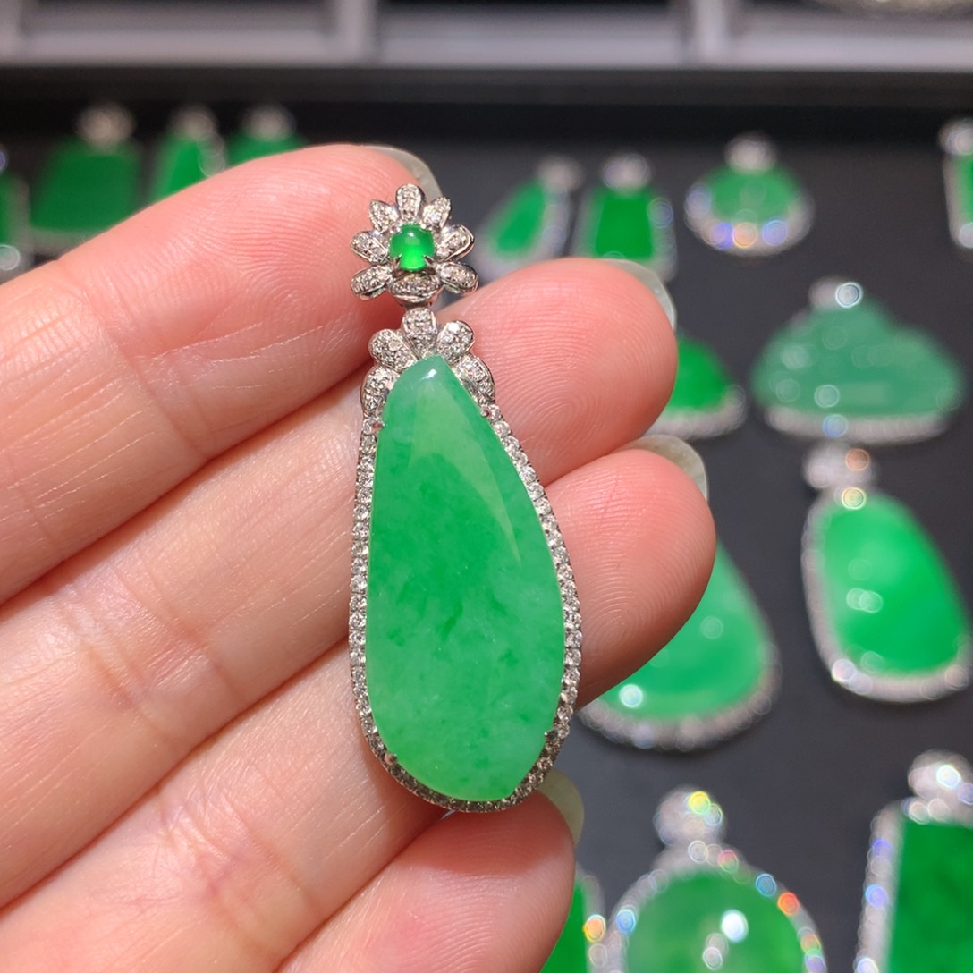 翡翠颈饰18K金镶嵌翡翠