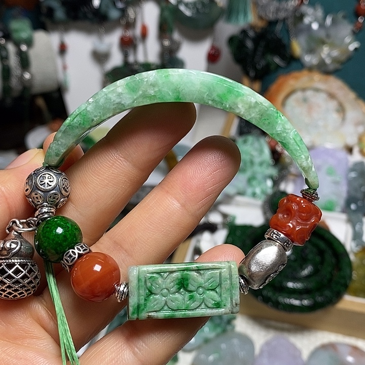 翡翠未镶嵌吊坠(赠链)