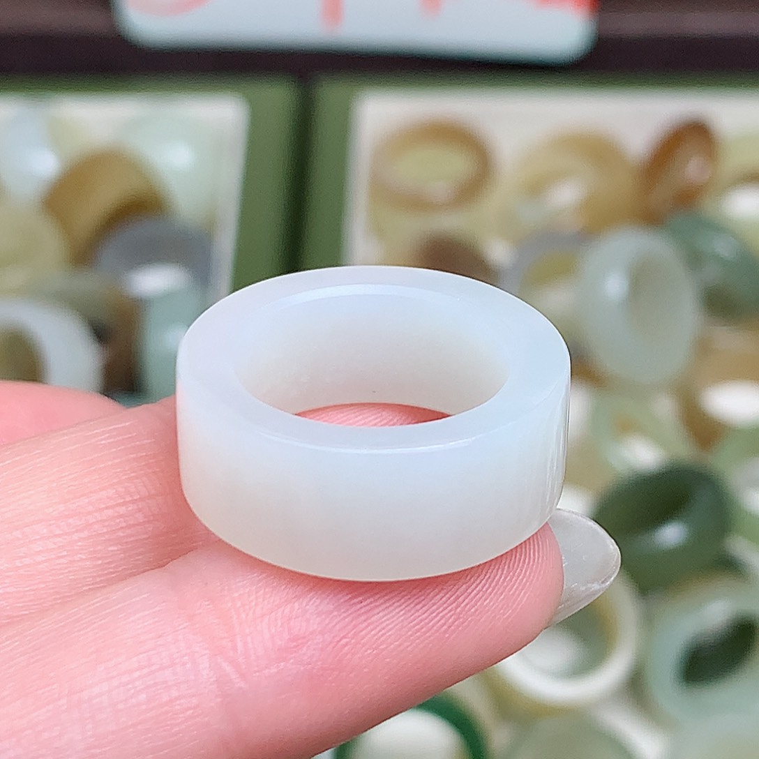 未镶嵌戒指和田玉