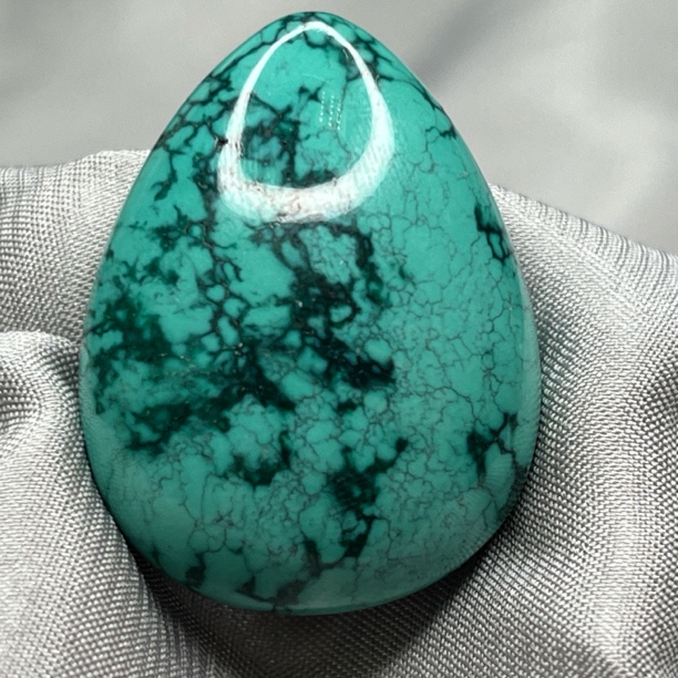 绿松石水草纹水滴吊坠牌，尺寸25.6x33.6x14.3mm重17.74克