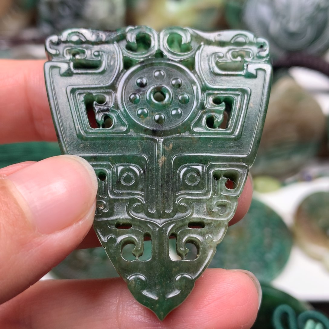 独山玉颈饰未镶嵌