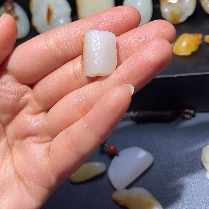 和田玉未镶嵌车挂