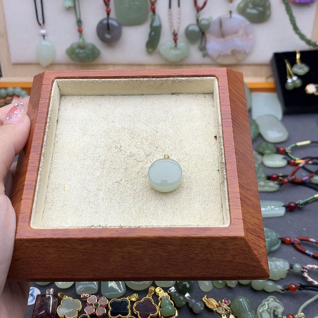 和田玉吊坠(不含链)18K金镶嵌