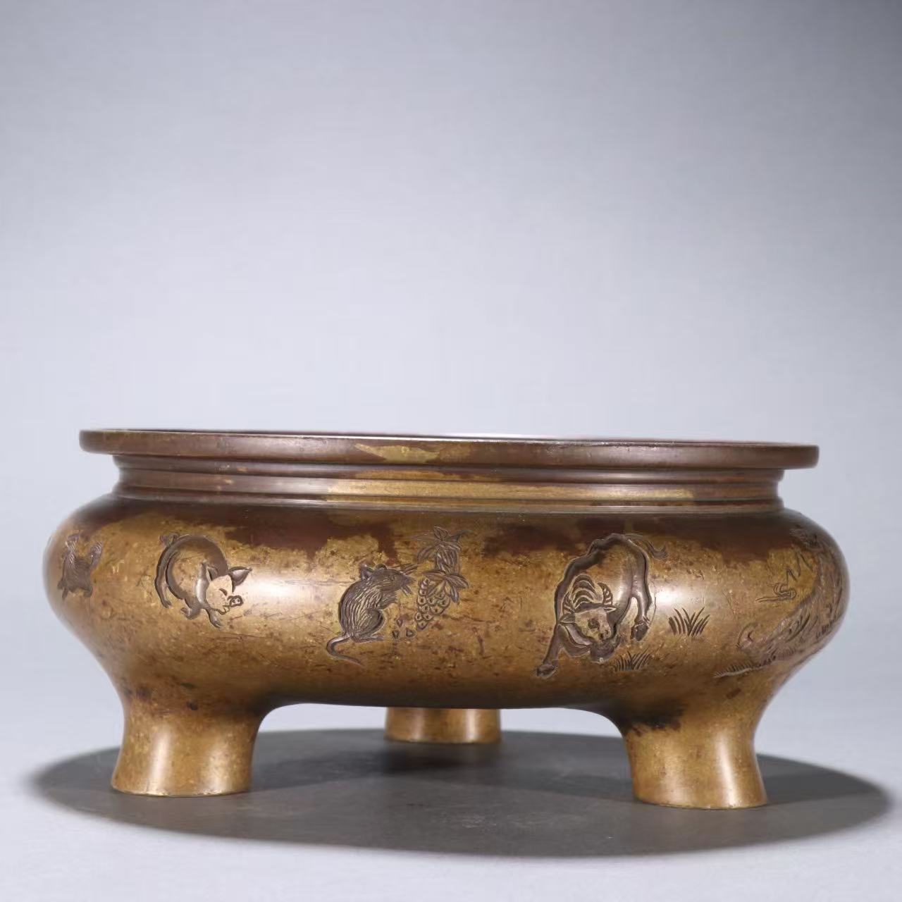 文华开物第247期拍品 18 清代 铜刻十二生肖三足炉