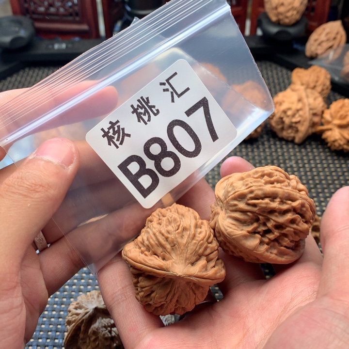 文玩核桃吊坠莲花