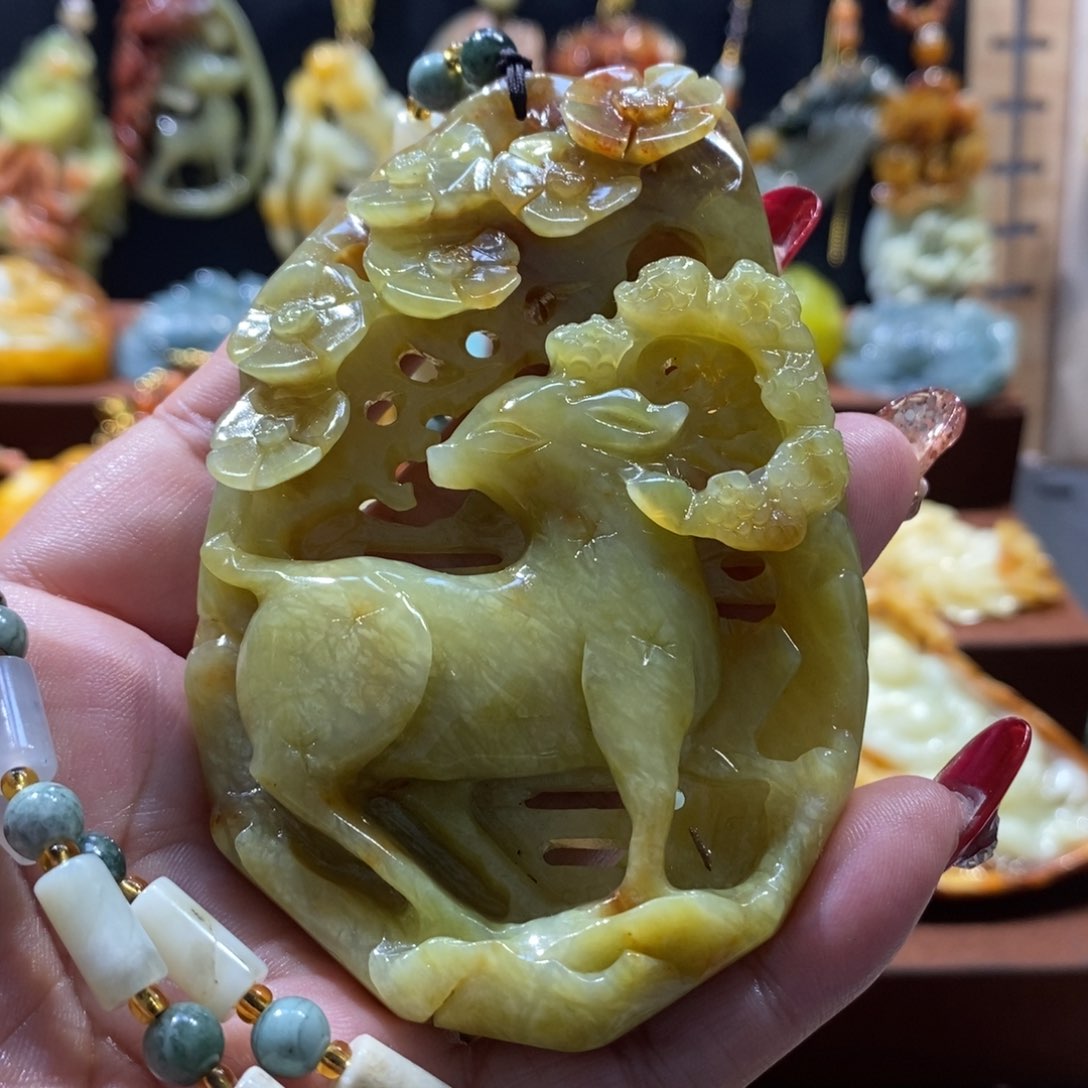 蛇纹石玉颈饰未镶嵌