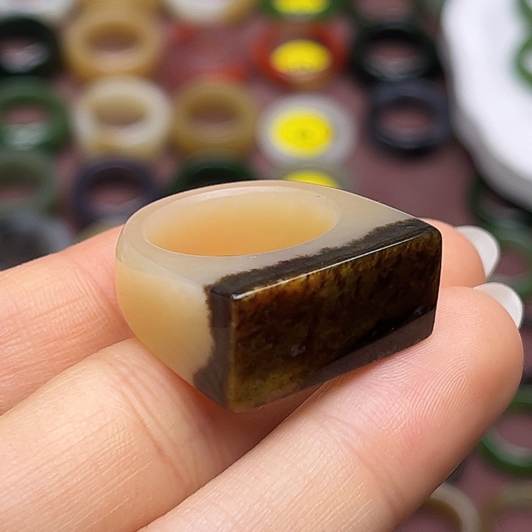 和田玉未镶嵌戒指18.4黑皮马鞍